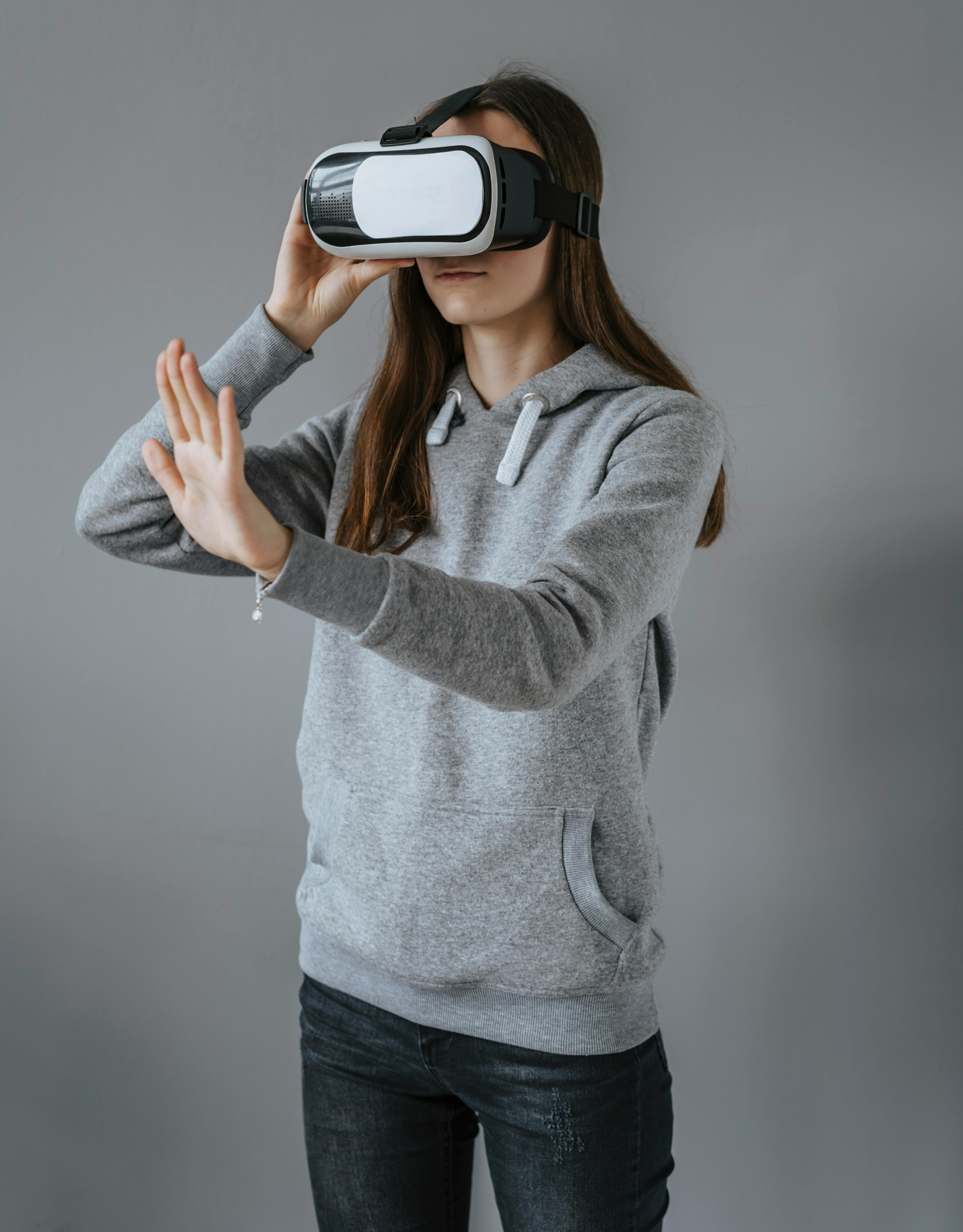 Instruktor obserwujący osobę szkolącą się w goglach VR